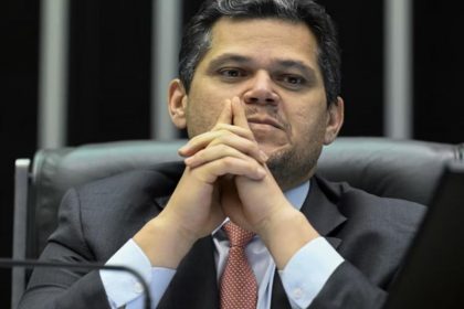 Davi Alcolumbre adota cautela na tramitação da PEC sobre fim d escala 6x1 (Foto: Carlos Moura/Agência Senado)