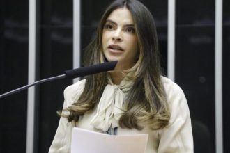 Deputada Yandra Moura afirma que proposta é para fortalecer lei sobre assistência aos estudantes (Foto: Mário Agra/Agência Câmara)