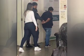 O homem de 57 anos foi preso em flagrante pela Polícia Militar (Foto: WhatsApp/Reprodução)