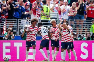 Jogadores dos Estados Unidos comemoram gol na vitória sobre a Austrália