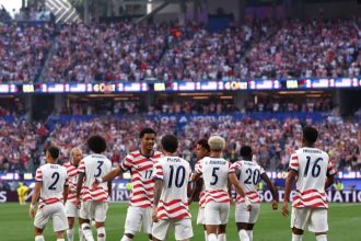 Jogados dos EUA comemoram primeiro gol contra o Paraguai na vitória por 3 a 1 (Foto: Fifa World Cup Media/X)