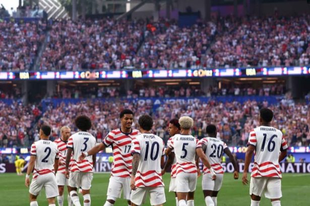 Jogados dos EUA comemoram primeiro gol contra o Paraguai na vitória por 3 a 1 (Foto: Fifa World Cup Media/X)