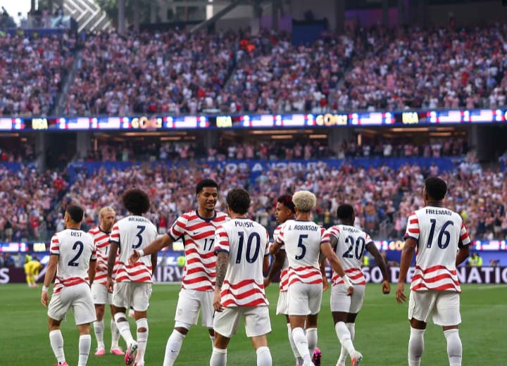 Jogados dos EUA comemoram primeiro gol contra o Paraguai na vitória por 3 a 1 (Foto: Fifa World Cup Media/X)