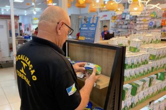 Agente do Inmetro inspeciona produto elétrico em fiscalização: irregularidades em cabos (Foto: Inmetro/Divulgação)