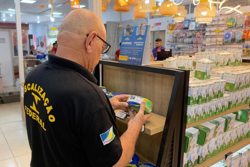 Agente do Inmetro inspeciona produto elétrico em fiscalização: irregularidades em cabos (Foto: Inmetro/Divulgação)