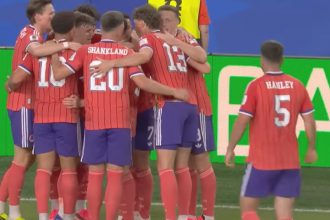 Escoceses comemoram gol na vitória sobre o Haiti que garantiu liderança do Grupo C da Copa (Imagem: CazéTV/YouTube/Reprodução)
