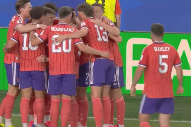 Escoceses comemoram gol na vitória sobre o Haiti que garantiu liderança do Grupo C da Copa (Imagem: CazéTV/YouTube/Reprodução)