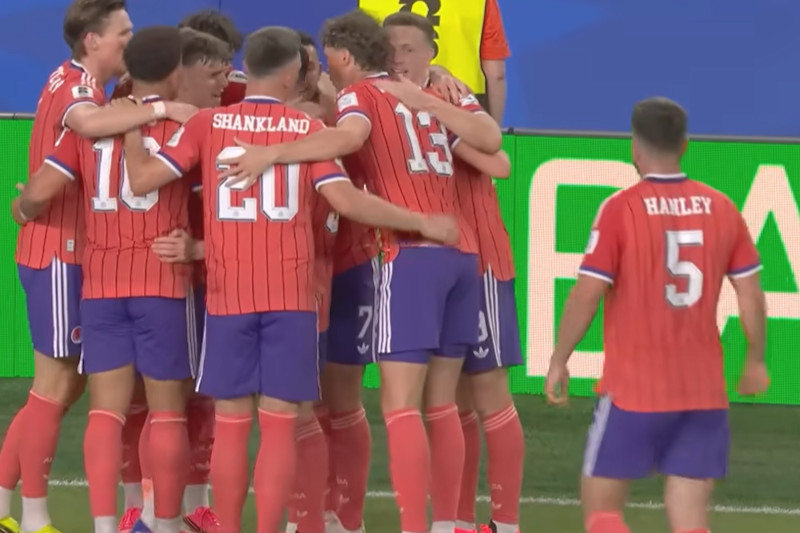 Escoceses comemoram gol na vitória sobre o Haiti que garantiu liderança do Grupo C da Copa (Imagem: CazéTV/YouTube/Reprodução)
