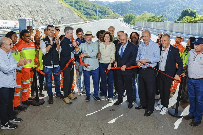Lula ao inaugurar trecho da rodovia Presidente Dutra: crítica aos ricos (Foto: Ricardo Stuckert/PR)