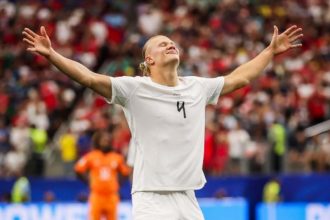 Haaland marcou o gol da vitória da Noruega (Foto: Reprodução/Twitter/@brfootball)