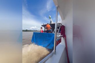 Lancha (à direita) foi rebocada para reparo em mangueira da bomba de combustível (Imagem: WhatApp/Reprodução)