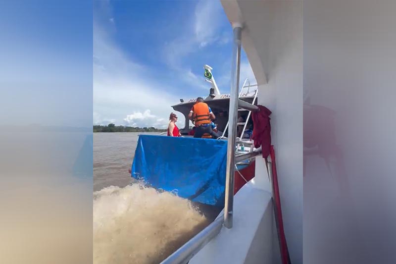 Lancha (à direita) foi rebocada para reparo em mangueira da bomba de combustível (Imagem: WhatApp/Reprodução)