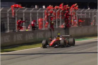 Lewis Hamilton cruza a linha de chegada em primeiro e é celebrado pelos mecânicos da Ferrari (Imagem: Ferrari/YouTube/Reprodução)
