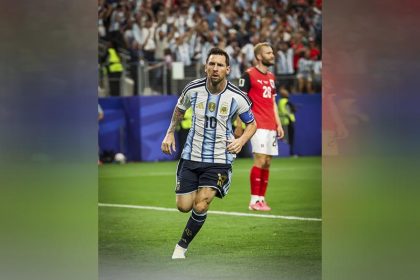 Lionel Messi ao marcar o primeiro gol dele na vitória sobre a Áustria (Foto: BR/@afootball)