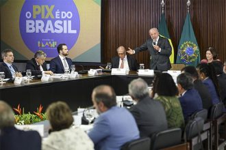 Presidente Lula com os ministros: cobrança de respeito ao Brasil e reação à política do vira-lata (Foto: Marcelo Camargo/ABr)