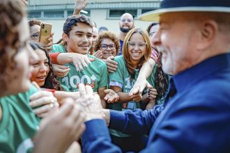 Presidente Lula com estudantes do Instituto Federal Goiano : críticas aos "meninos" de Bolsonaro (Foto: Ricardo Stuckert/PR)