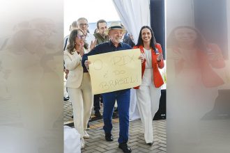 Presidente Lula exibe cartaz em defesa do Pix, alvo de pressão dos Estados Unidos (Foto: Ricardo Stuckert/PR)