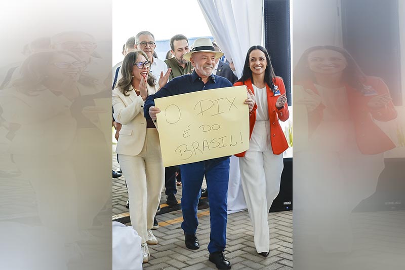 Presidente Lula exibe cartaz em defesa do Pix, alvo de pressão dos Estados Unidos (Foto: Ricardo Stuckert/PR)