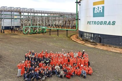 Presidente Lula com funcionários de fábrica de fertilizante: críticas a parte do agronegócio (Foto: Ricardo Stuckert/PR)