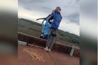 Momento em que Maria Eduarda é erguida para ser lançada da ponte (Imagem: Facebook/Reprodução