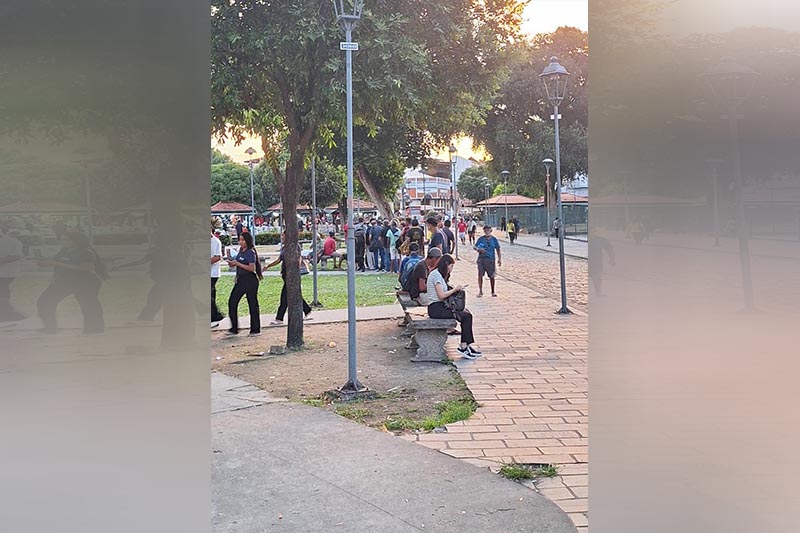 Manauaras na Praça da Matriz, no Centro: cada um na sua em meio à multidão (Foto: Thiago Gonçalves/AM ATUAL)
