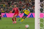 Isak chuta para marcar o segundo gol da Suécia (Imagem: CazéTV/YouTube/Reprodução)