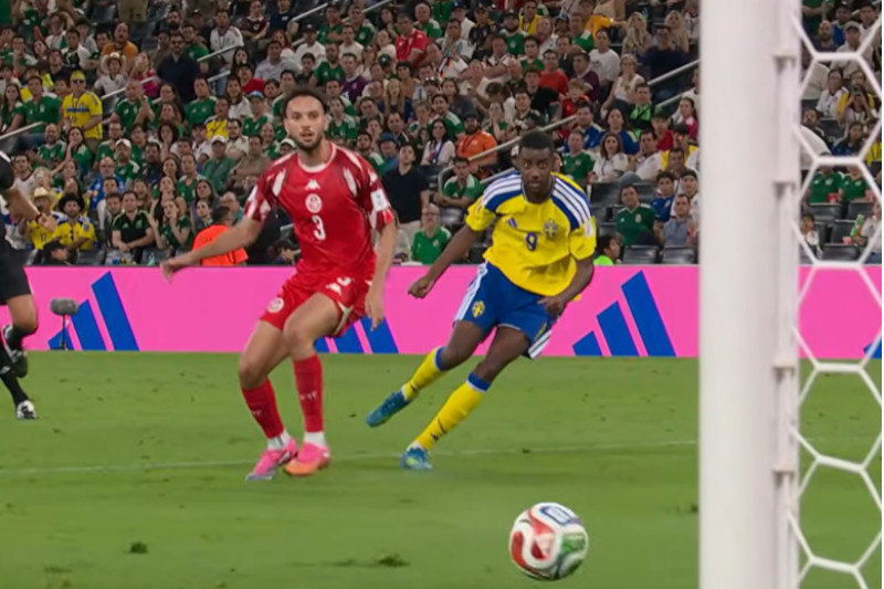 Isak chuta para marcar o segundo gol da Suécia (Imagem: CazéTV/YouTube/Reprodução)