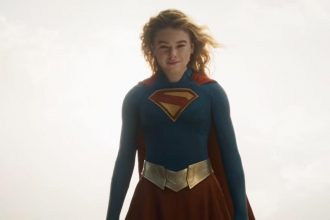 Atriz Milly Alcock é a Supergirl no primeiro filme da heroína (Imagem: Trailer/Reprodução)