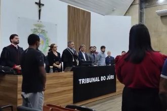 José Nílson Azevedo da Silva ouve juiz determinar a setença de prisão (Imagem: TJAM/WhatsApp/Reprodução)