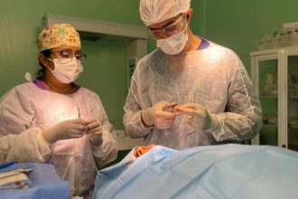 Paciente em cirurgia para remover tumor: aumento nos casos de câncer de pele (Foto: Divulgação/Fuham)