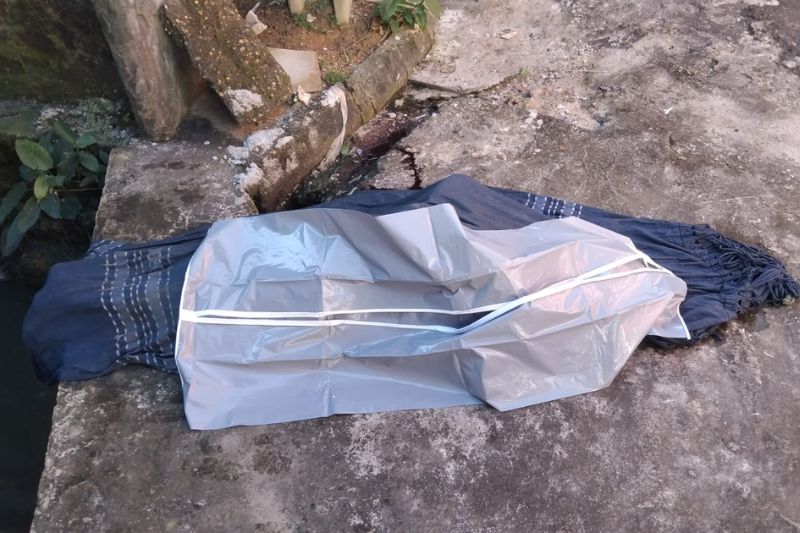 Corpo de homem Corpo do homem foi retirado do igarapé por bombeiros (Foto: Divulgação/WhatsApp´)