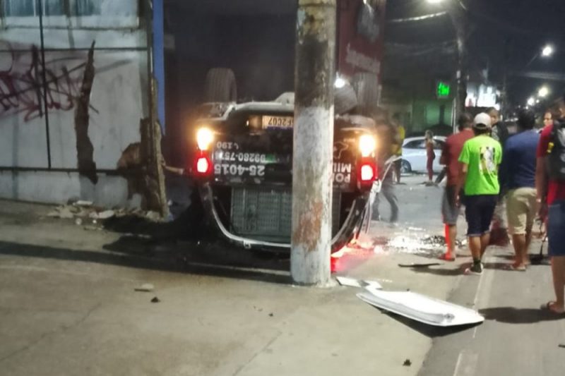 Após o impacto, a viatura policial capotou (Foto: WhatsApp/Reprodução)