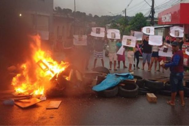 Os familiares protestaram pela morte de Davi de Castro Almeida, de 22 anos, em Manaus (Foto: WhatsApp/Reprodução)