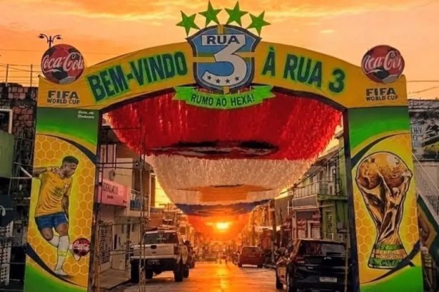 Moradores da Rua 3, no Alvorada, transformaram a rua em um símbolo da paixão pelo futebol (Foto: Instagram/Divulgação)