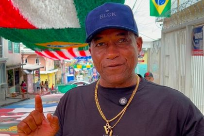 O ex-atacante da Seleção Brasileira tetracampeã do mundo, Paulo Sérgio Rosa, o Viola, visitou a "Rua da Copa", no bairro Alvorada (Foto: Murilo Rodrigues/AM ATUAL)