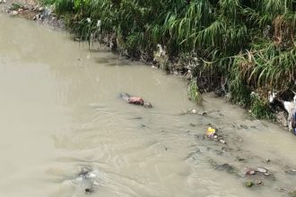 O corpo de um homem estava parcialmente submersa e com as mãos amarradas (Foto: WhatsApp/Reprodução)