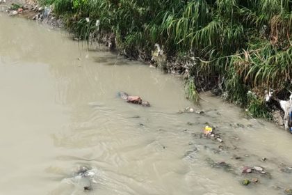 O corpo de um homem estava parcialmente submersa e com as mãos amarradas (Foto: WhatsApp/Reprodução)