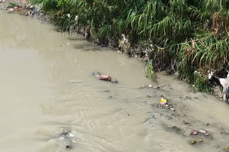 O corpo de um homem estava parcialmente submersa e com as mãos amarradas (Foto: WhatsApp/Reprodução)