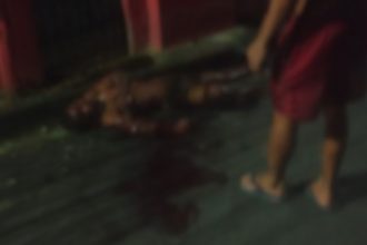 Daniel ficou caído no asfalto ensanguentado e pediu ajuda. Moradores chamaram o Samu (Fotho: WhatsApp/Reprodução)