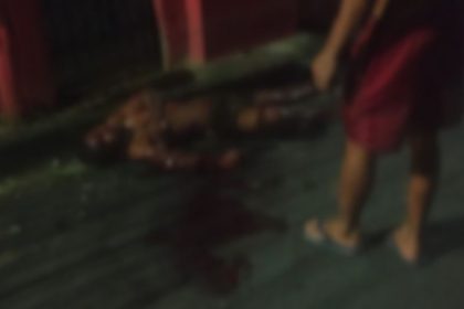 Daniel ficou caído no asfalto ensanguentado e pediu ajuda. Moradores chamaram o Samu (Fotho: WhatsApp/Reprodução)