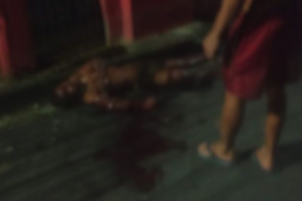 Daniel ficou caído no asfalto ensanguentado e pediu ajuda. Moradores chamaram o Samu (Fotho: WhatsApp/Reprodução)