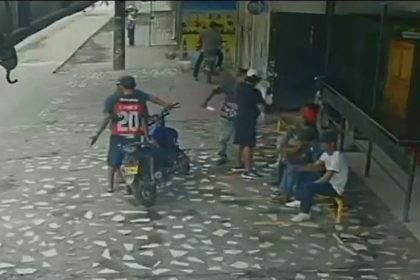 O crime foi gravado por câmeras de monitoramento do local (Foto: WhatsApp/Reprodução)