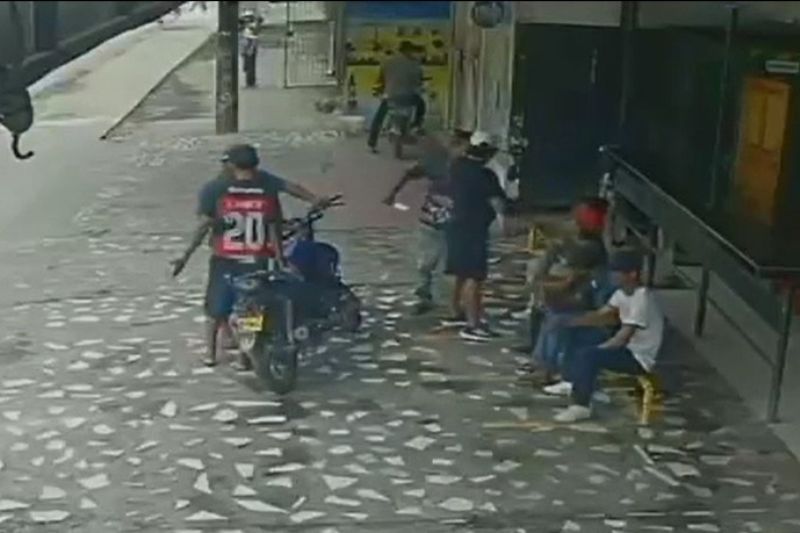 O crime foi gravado por câmeras de monitoramento do local (Foto: WhatsApp/Reprodução)