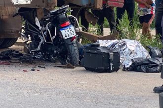 O médico Celso Rodrigues, 54, morreu ao colidir a motocicleta contra um contêiner na via (Foto: WhatsApp/Reprodução)