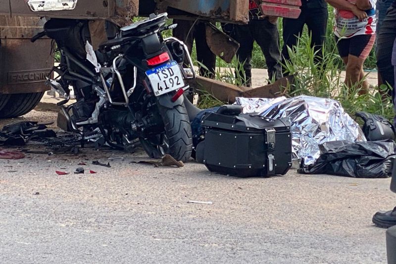 O médico Celso Rodrigues, 54, morreu ao colidir a motocicleta contra um contêiner na via (Foto: WhatsApp/Reprodução)