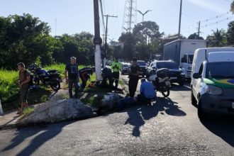 Segundo testemunhas, o condutor do carro mudava de faixa quando bateu na motocicleta (Foto: WhatsApp/Reprodução)