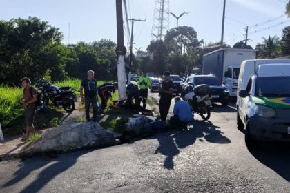 Segundo testemunhas, o condutor do carro mudava de faixa quando bateu na motocicleta (Foto: WhatsApp/Reprodução)