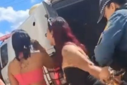 Cristiane Lamego da Silva, 19 anos, e Juliana Maquiné, 25, foram presas pela Polícia Militar (Foto:WhatsApp/Reprodução)