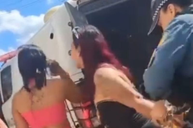 Cristiane Lamego da Silva, 19 anos, e Juliana Maquiné, 25, foram presas pela Polícia Militar (Foto:WhatsApp/Reprodução)