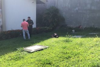 O corpo foi encontrado no gramado, próximo às caixas da rede elétrica (Foto: WhatsApp/Reprodução)